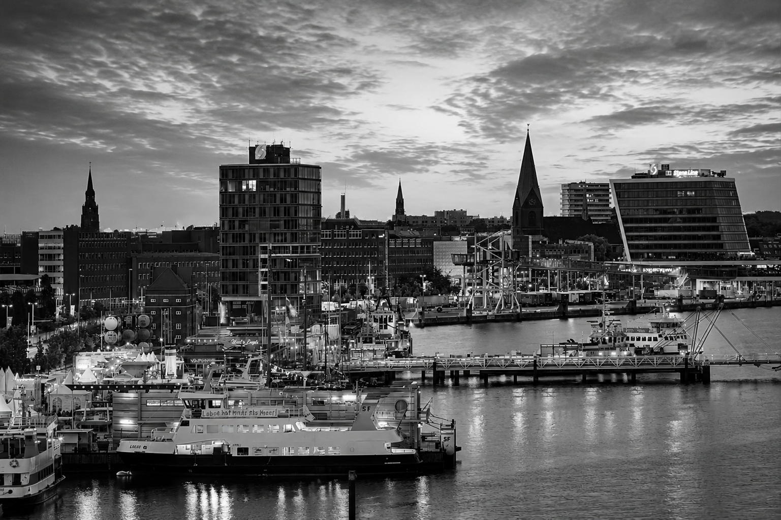 Panoramablick über den Kieler Hafen