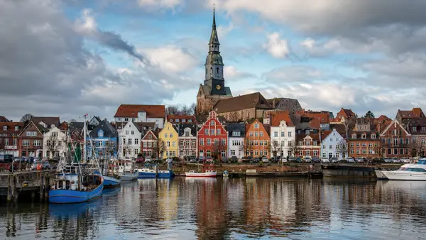 KI-generierte Stadtansicht mit typischen Merkmalen von Eckernförde – Ostseeküste und Hafen