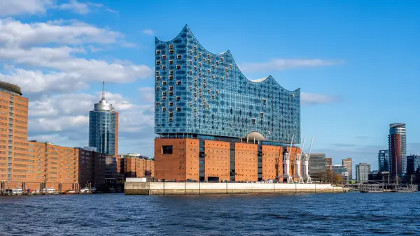 KI-generierte Stadtansicht mit typischen Merkmalen von Hamburg – Hafenlage mit markanter Architektur