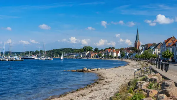 KI-generierte Stadtansicht mit typischen Merkmalen einer Küstenstadt in Nordfriesland (Husum)