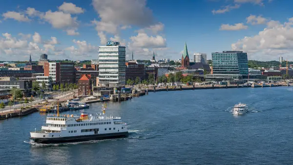 KI-generierte Stadtansicht mit typischen Merkmalen von Kiel – Förde, Hafen und Fähre