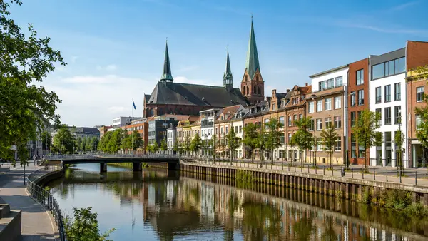 KI-generierte Stadtansicht mit typischen Merkmalen von Rendsburg am Nord-Ostsee-Kanal