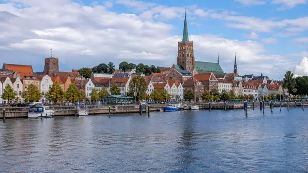 KI-generierte Stadtansicht mit typischen Merkmalen von Schleswig an der Schlei