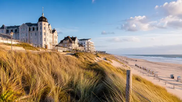 KI-generierte Stadtansicht mit typischen Merkmalen von Sylt – Dünen, Strand und Küstenvillen